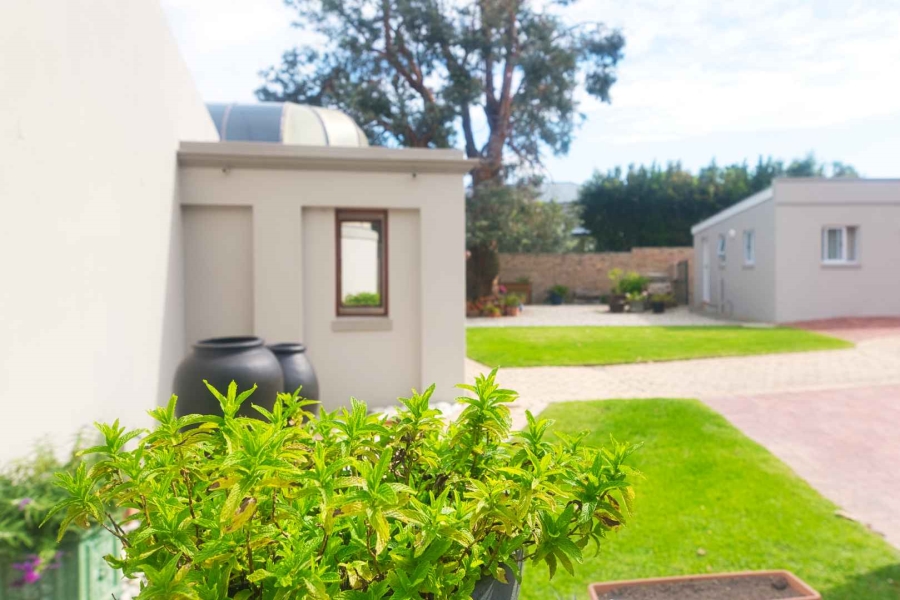 5 Bedroom Property for Sale in Fernkloof Estate Western Cape